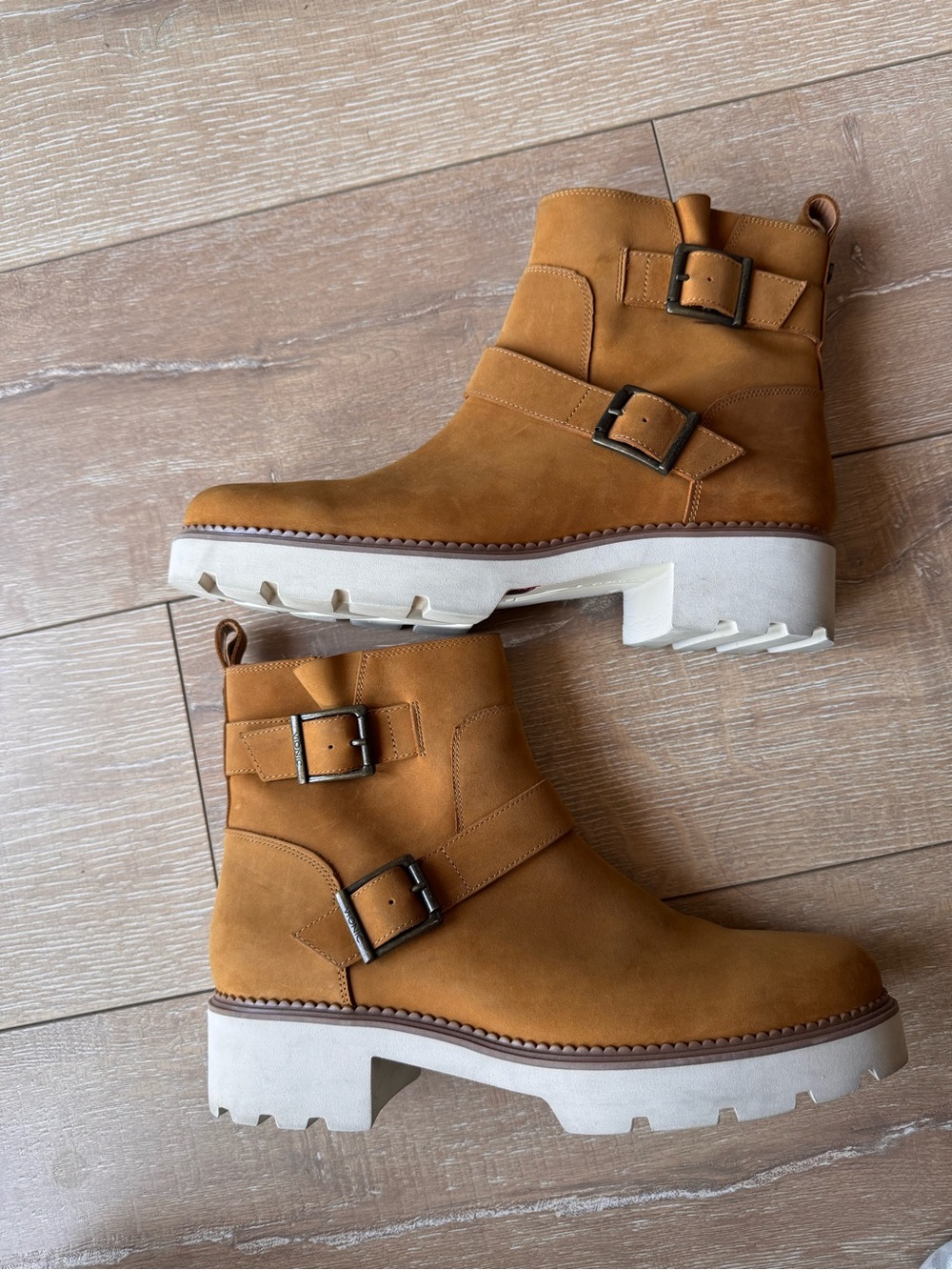 Vionic Folsom boots in Tan